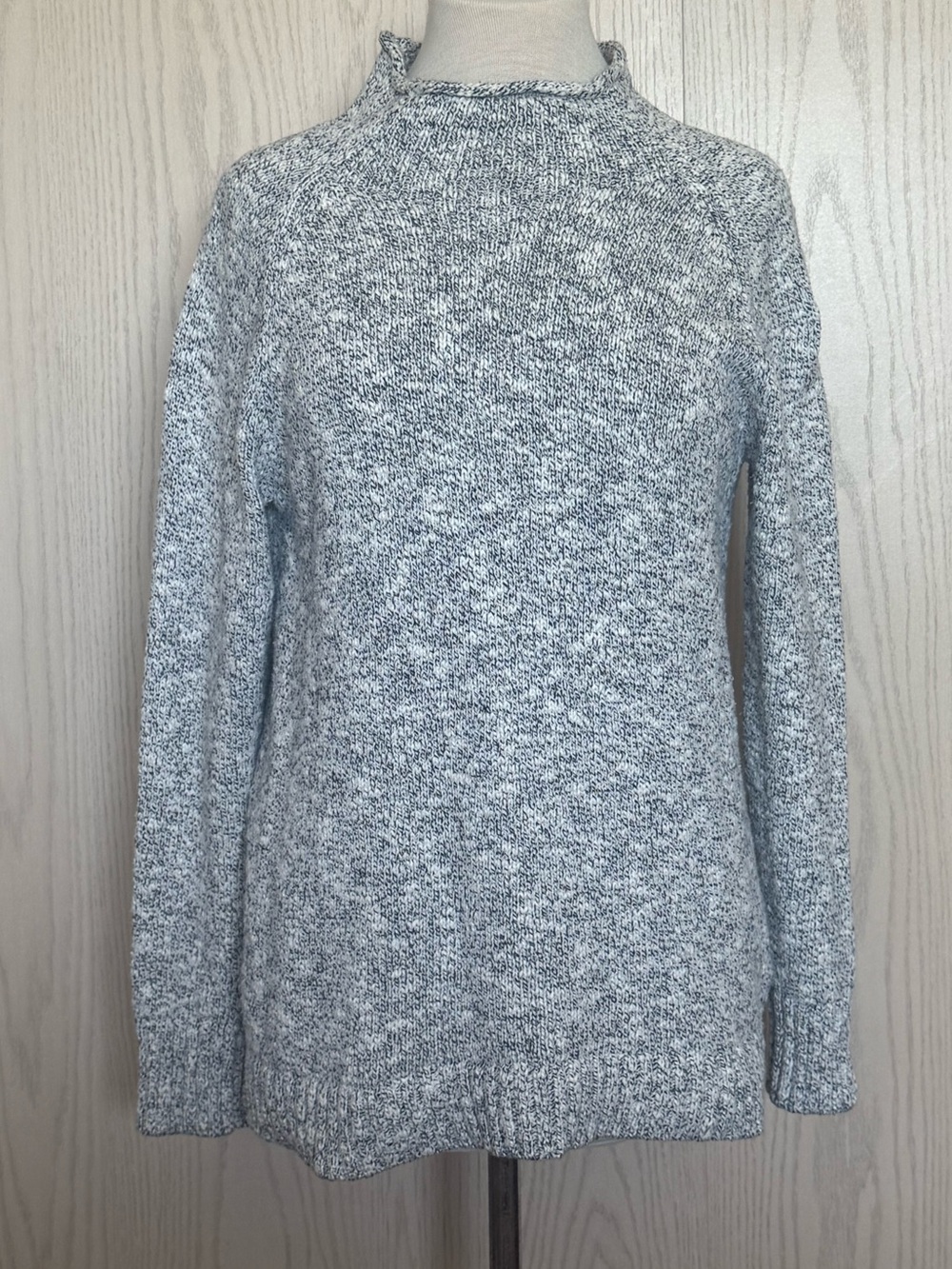 L.L.Bean Cotton Ragg
Mockneck Sweater Marled Gray
White Size M